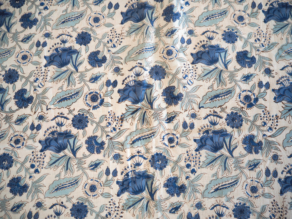 Tissu Imprimé Fleurs Bleues Printanières - Panneau Par P&B - Référence SPBL#04130 Couleur B